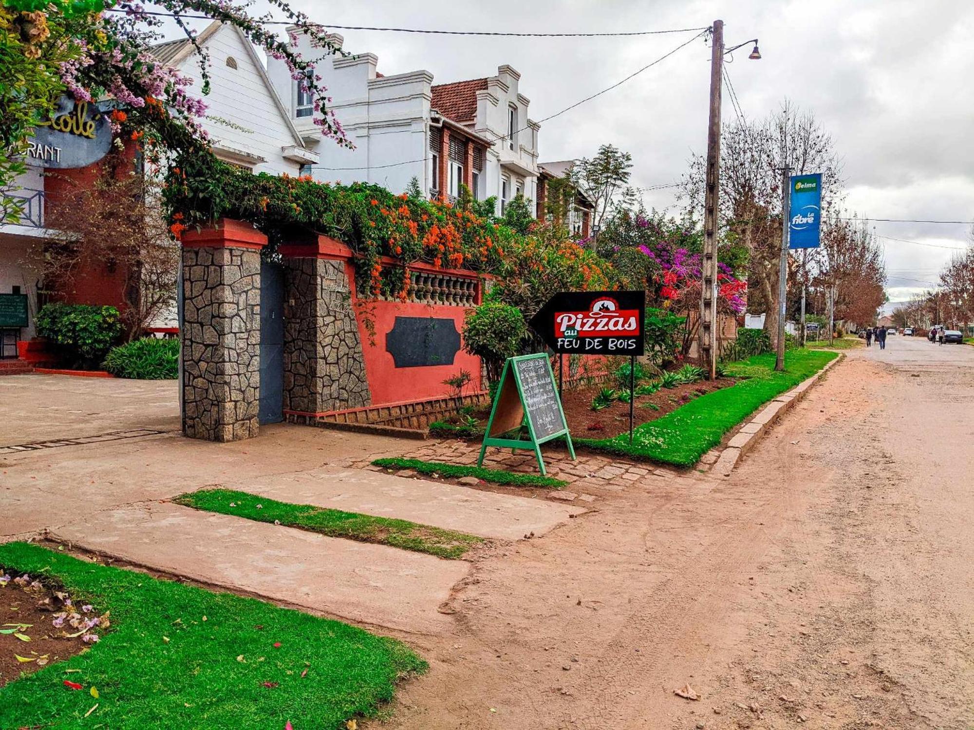 L'Anis Etoile - Hotel Restaurant Antsirabe Exterior photo